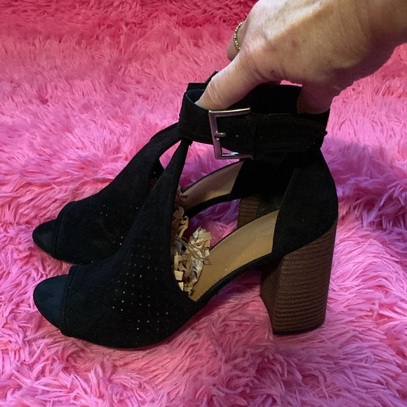 Faux suede laser cutout ankle closure open toe chunk heel black booties sz 9.5 - Picture 3 of 9